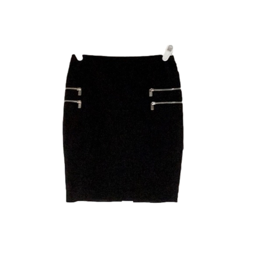 𝅺H&M Skirt, Size 4, Black.